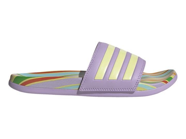 Sandalia Adidas Adilette Comfort color morado con rayas amarillas y plantilla multicolor.