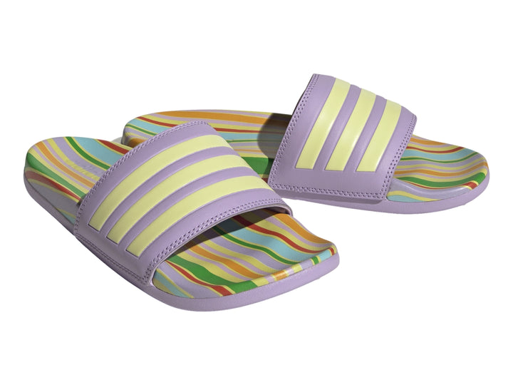 Sandalia Adidas Adilette Comfort color morado con rayas amarillas y plantilla multicolor.