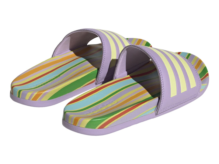 Sandalia Adidas Adilette Comfort color morado con rayas amarillas y plantilla multicolor.