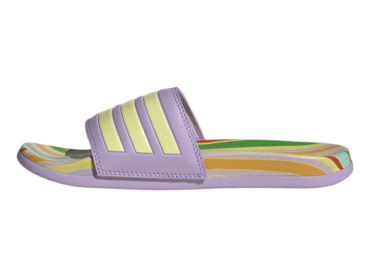 Sandalia Adidas Adilette Comfort color morado con rayas amarillas y plantilla multicolor.
