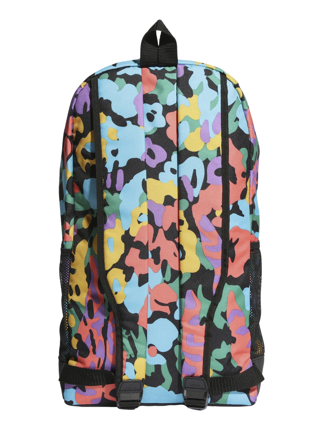 Mochila Adidas multicolor con estampado abstracto y logotipo blanco vertical en el centro.
