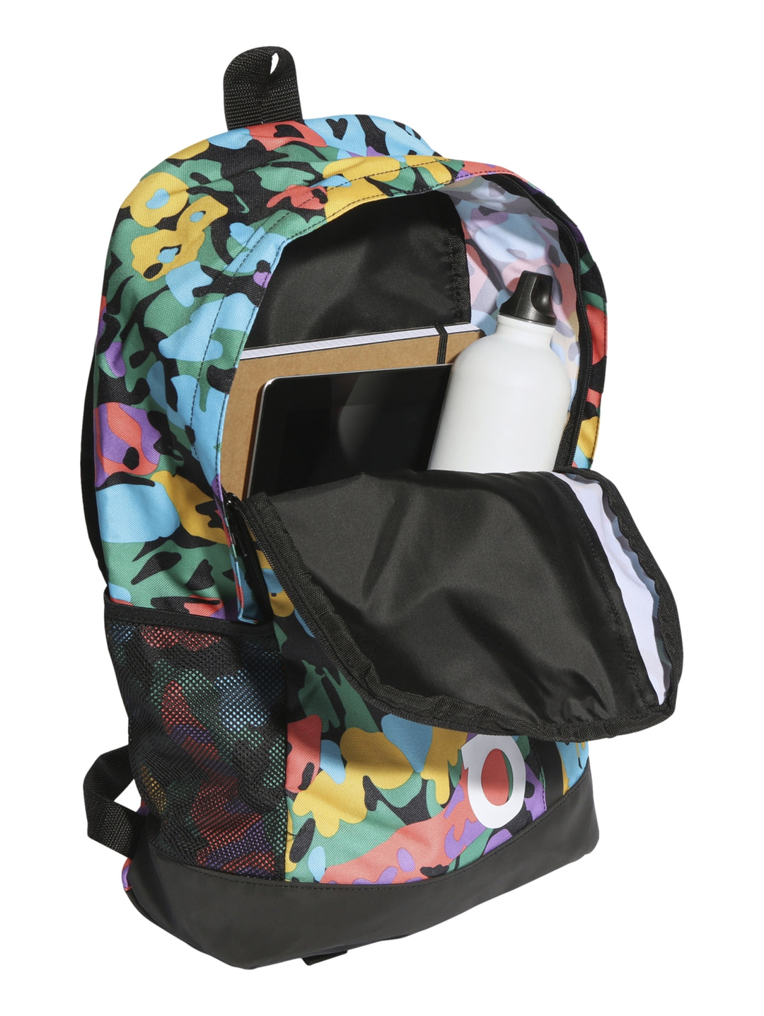 Mochila Adidas multicolor con estampado abstracto y logotipo blanco vertical en el centro.