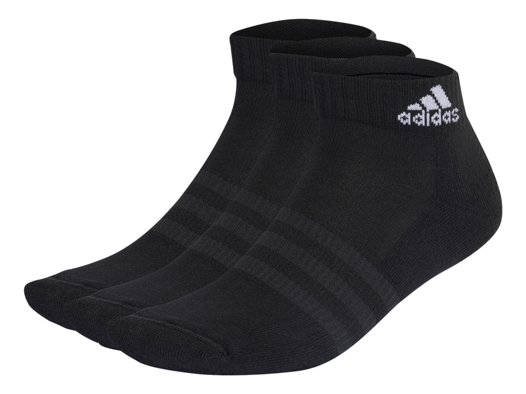 Paquete de tres pares de calcetines tobilleros Adidas en color negro con logotipo blanco y rayas laterales.
