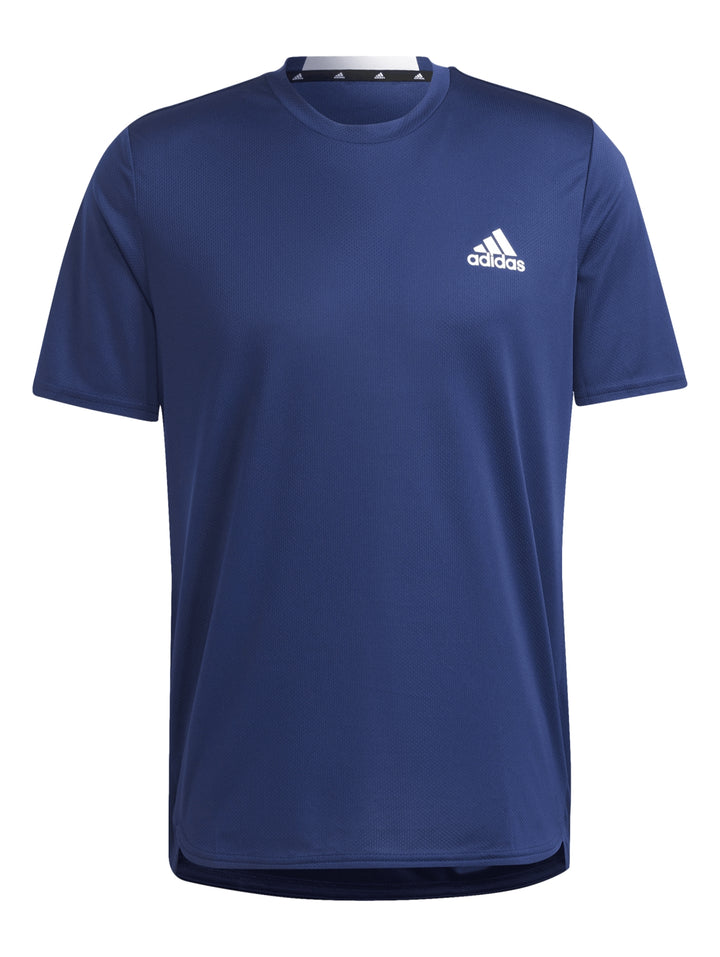 Hombre vistiendo camiseta y shorts deportivos Adidas en color azul royal.