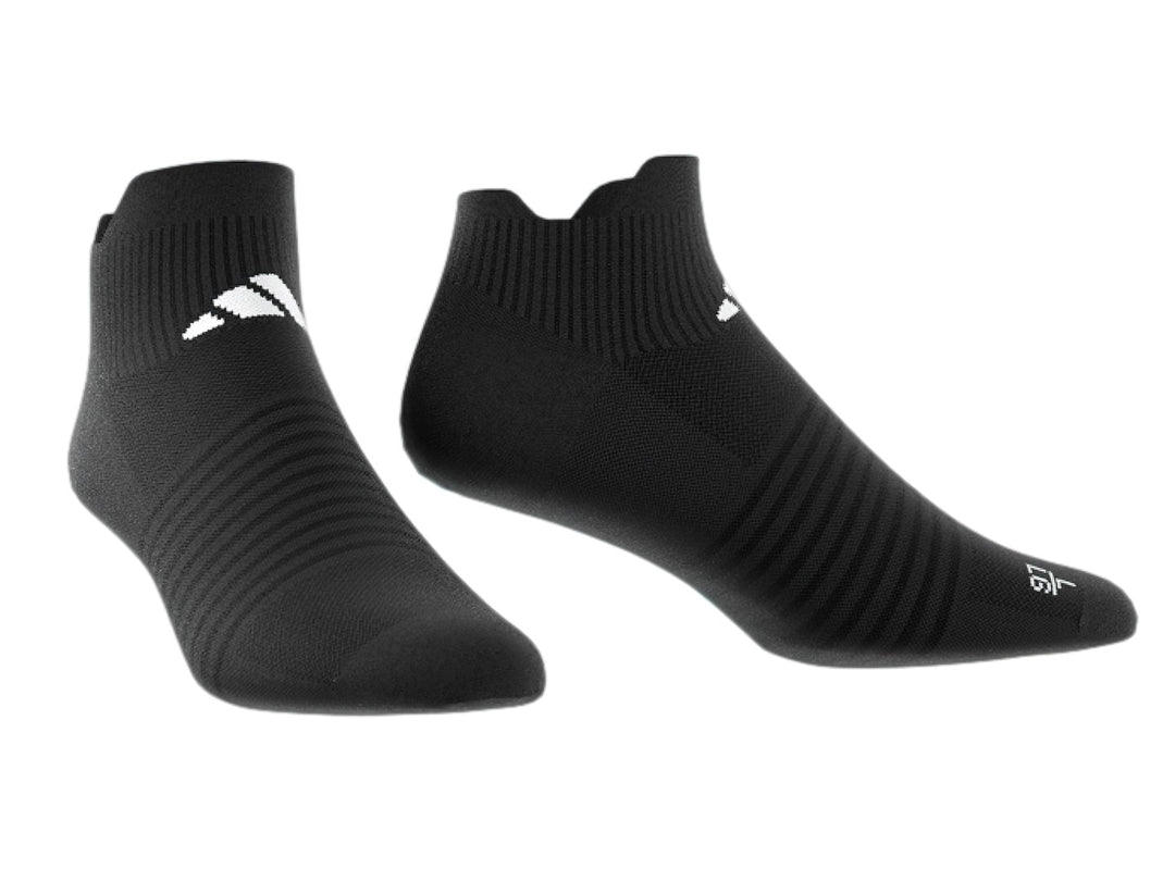 Par de calcetines deportivos cortos Adidas en color negro con textura estriada en la parte superior.