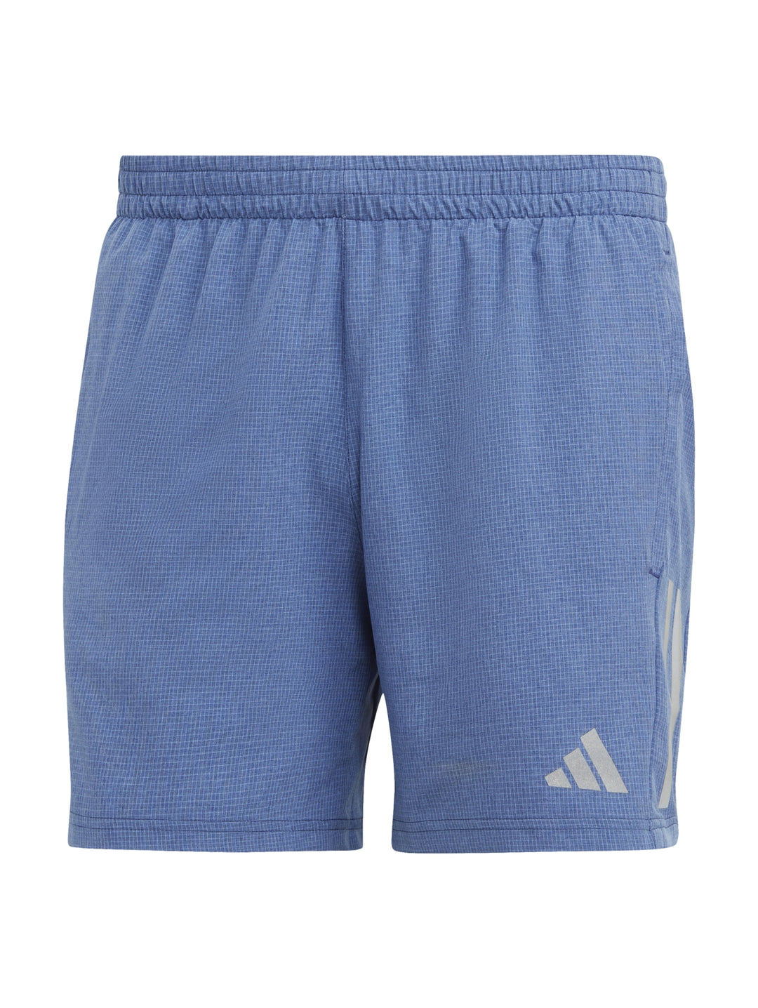 Hombre vistiendo shorts deportivos Adidas de color azul con tenis blancos.