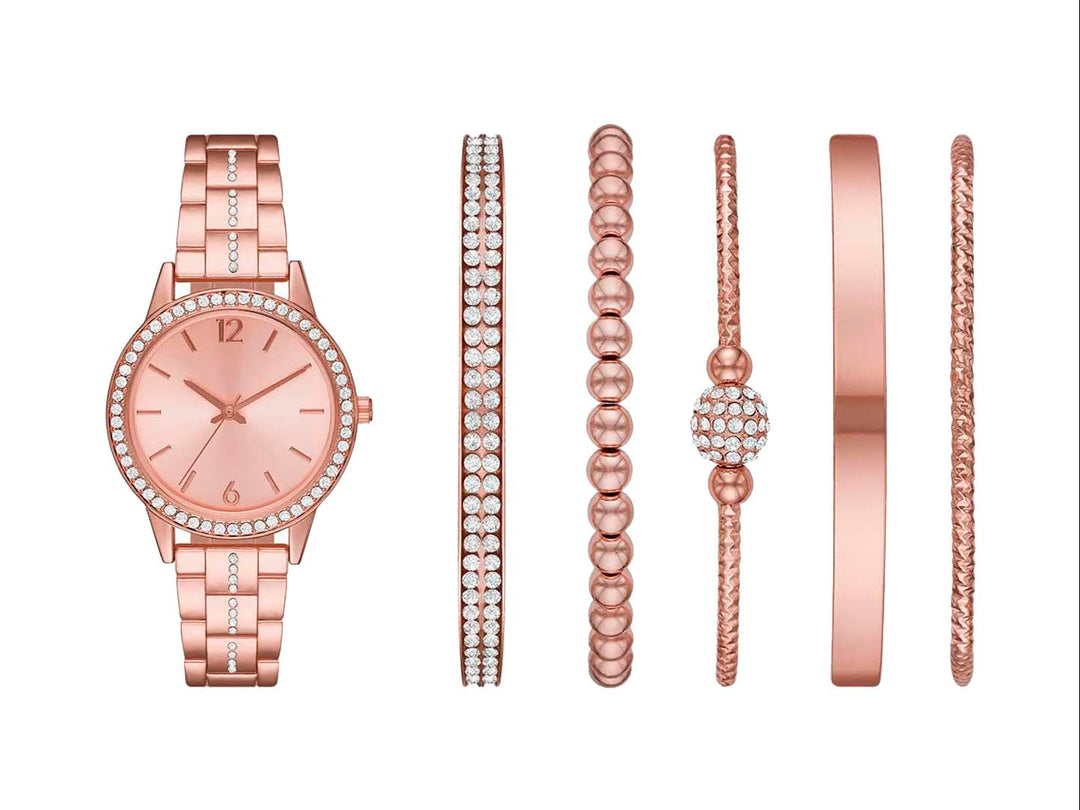 Set de reloj y cinco pulseras en color oro rosa con detalles de cristales brillantes.