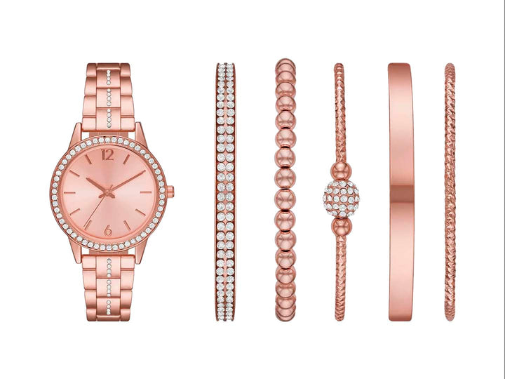 Set de reloj y cinco pulseras en color oro rosa con detalles de cristales brillantes.