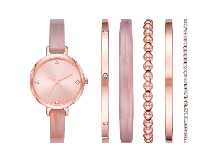 Set de 6 piezas Folio en color oro rosa que incluye un reloj circular y cinco pulseras coordinadas.
