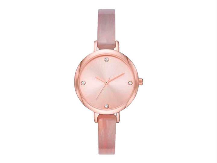 Set de 6 piezas Folio en color oro rosa que incluye un reloj circular y cinco pulseras coordinadas.