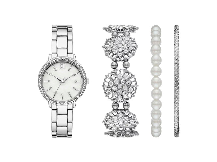 Set de 4 piezas color plata para mujer que incluye un reloj y tres pulseras decorativas.