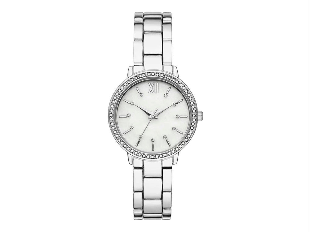 Set de 4 piezas color plata para mujer que incluye un reloj y tres pulseras decorativas.