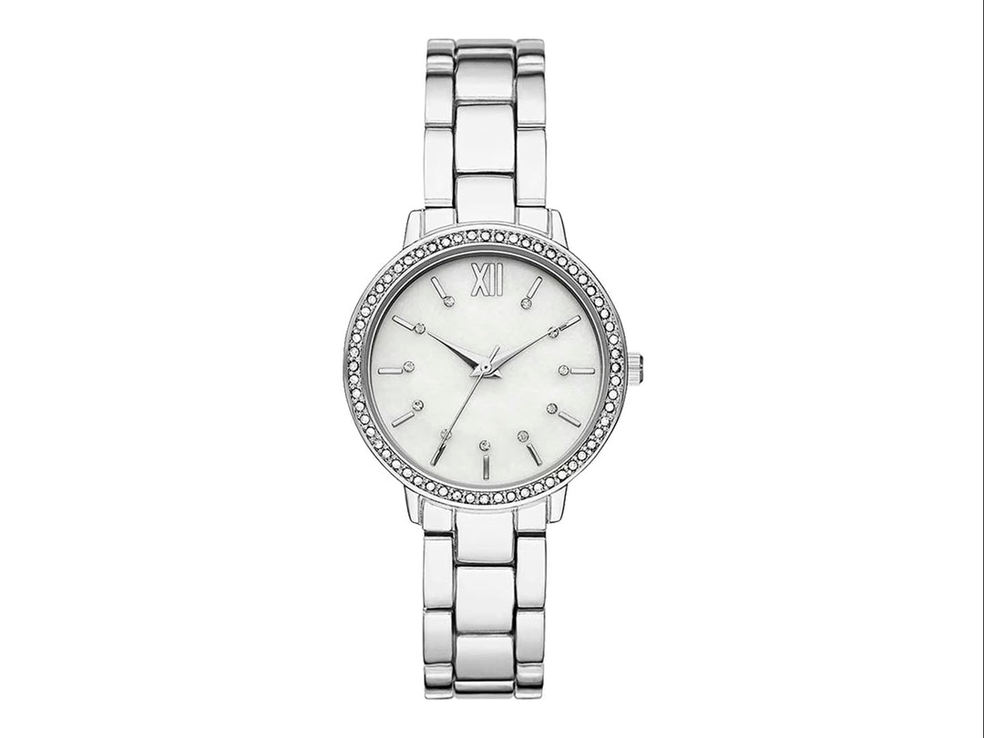 Set de 4 piezas color plata para mujer que incluye un reloj y tres pulseras decorativas.