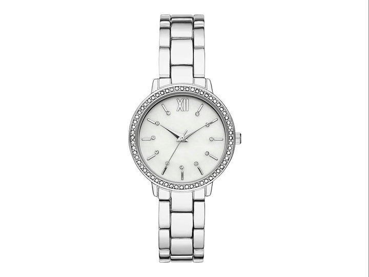 Set de 4 piezas color plata para mujer que incluye un reloj y tres pulseras decorativas.