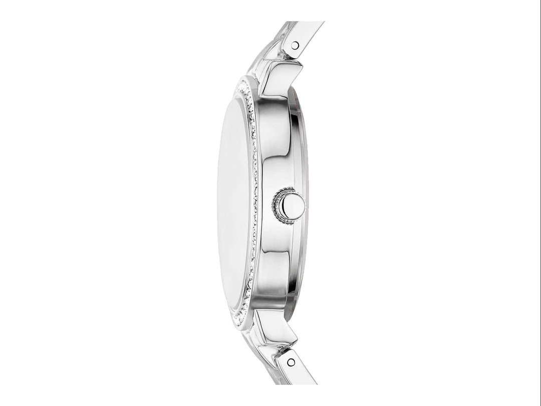 Set de 4 piezas color plata para mujer que incluye un reloj y tres pulseras decorativas.