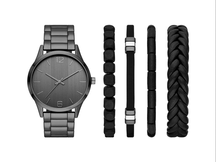 Set de 5 piezas para Hombre que incluye un reloj analógico negro y cuatro pulseras a juego en tonos negros.