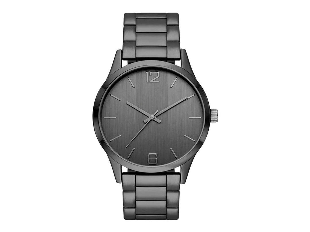 Set de 5 piezas para Hombre que incluye un reloj analógico negro y cuatro pulseras a juego en tonos negros.