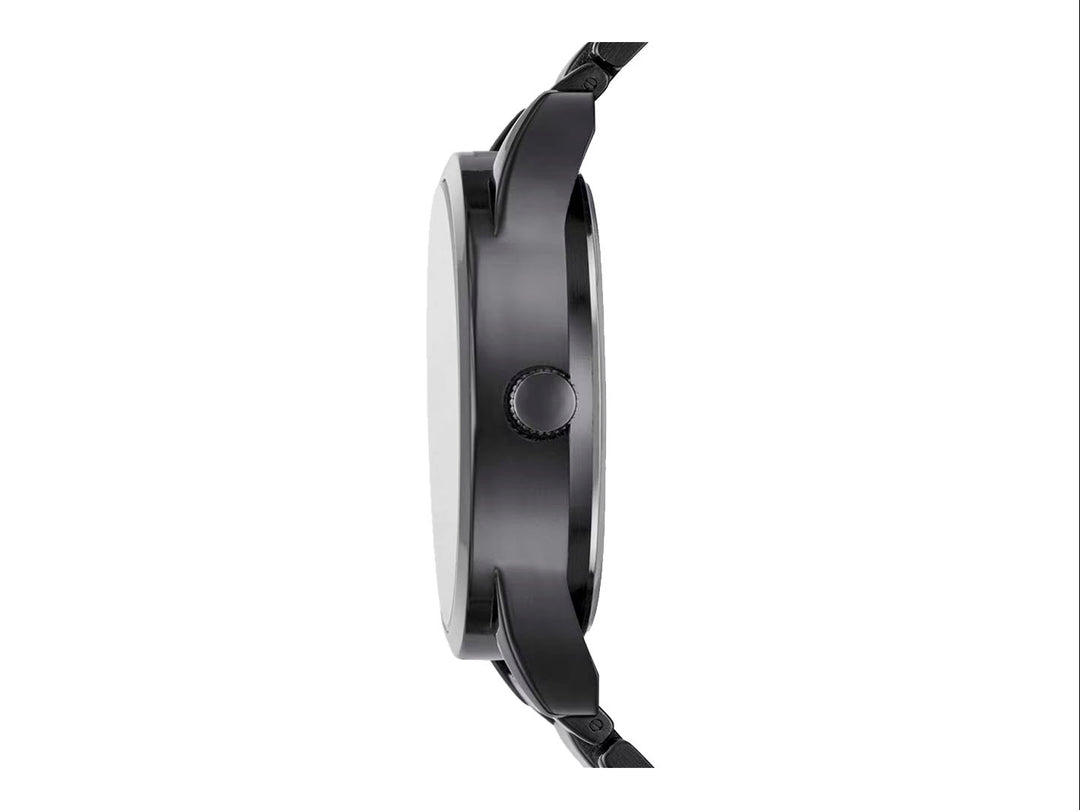 Set de 5 piezas para Hombre que incluye un reloj analógico negro y cuatro pulseras a juego en tonos negros.