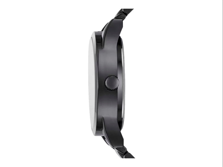 Set de 5 piezas para Hombre que incluye un reloj analógico negro y cuatro pulseras a juego en tonos negros.