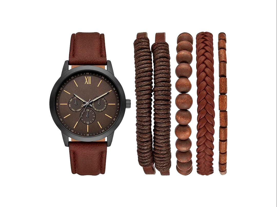 Set de 6 piezas para hombre que incluye un reloj con correa café y carátula gris, acompañado de cinco pulseras a juego.