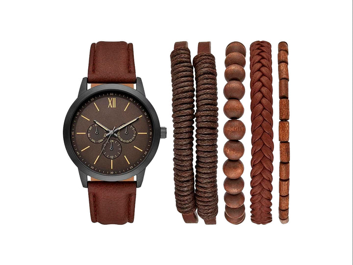 Set de 6 piezas para hombre que incluye un reloj con correa café y carátula gris, acompañado de cinco pulseras a juego.