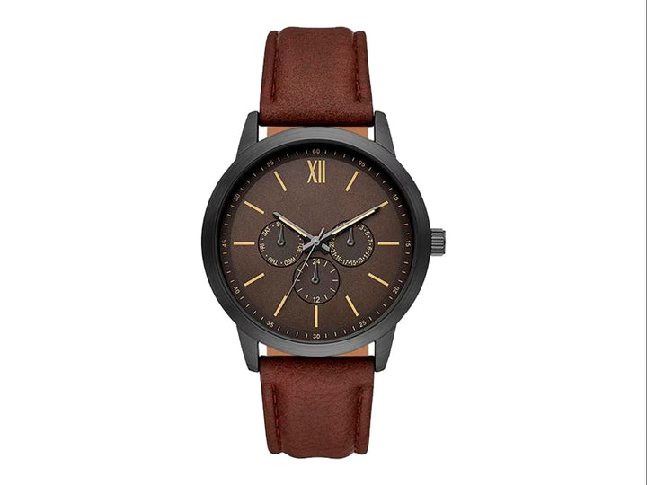 Set de 6 piezas para hombre que incluye un reloj con correa café y carátula gris, acompañado de cinco pulseras a juego.