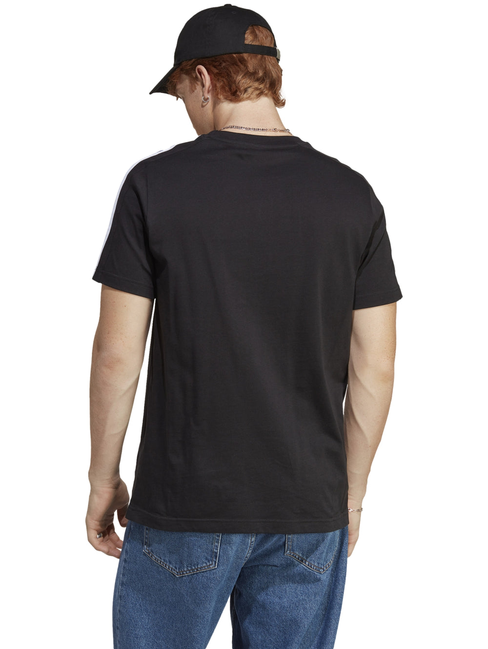 Hombre vistiendo camiseta deportiva Adidas color negro con tres rayas blancas en los hombros.