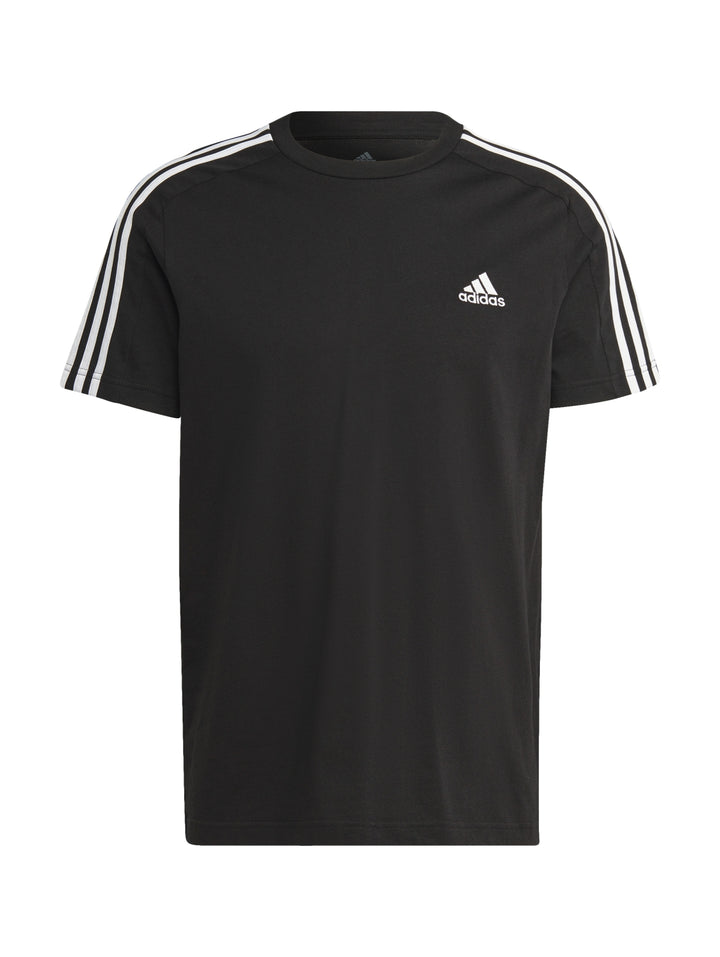 Hombre vistiendo camiseta deportiva Adidas color negro con tres rayas blancas en los hombros.