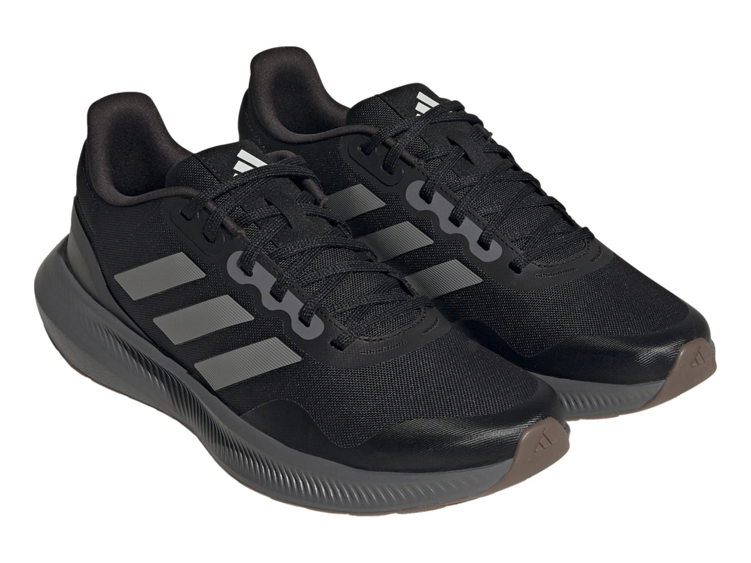 Tenis deportivos Adidas Runfalcon 3.0 color negro con franjas y suela en color gris.
