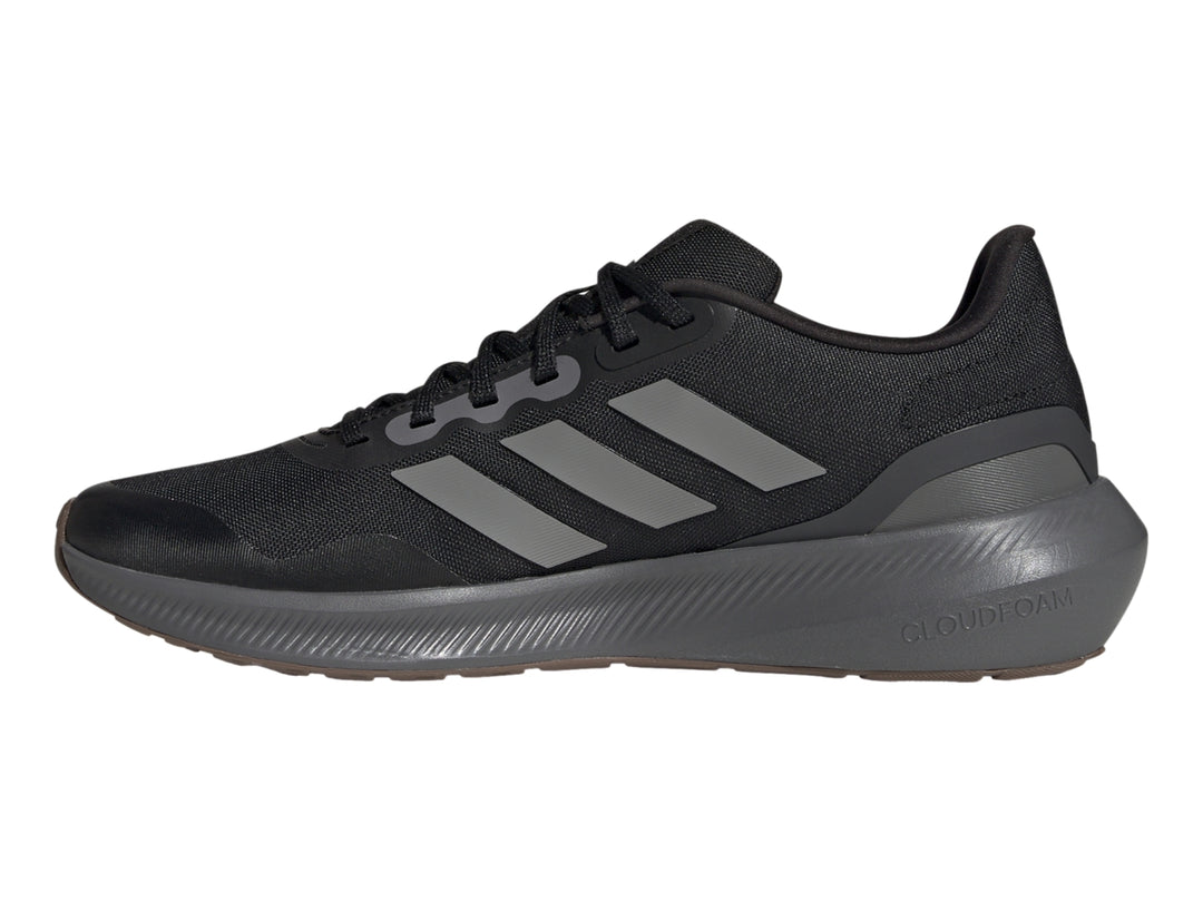 Tenis deportivos Adidas Runfalcon 3.0 color negro con franjas y suela en color gris.