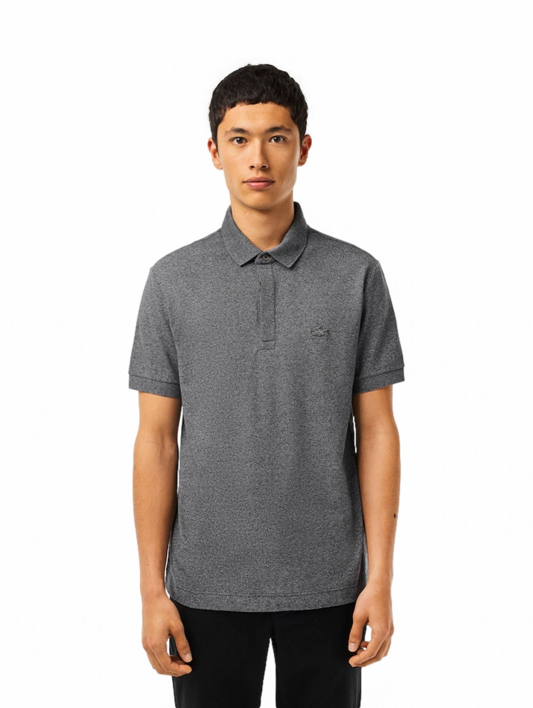 Hombre vistiendo una camiseta polo de manga corta color gris jaspeado con cuello acanalado.