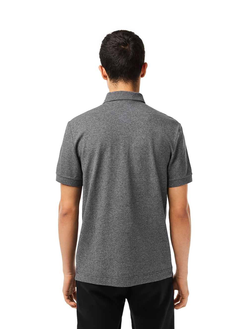 Hombre vistiendo una camiseta polo de manga corta color gris jaspeado con cuello acanalado.