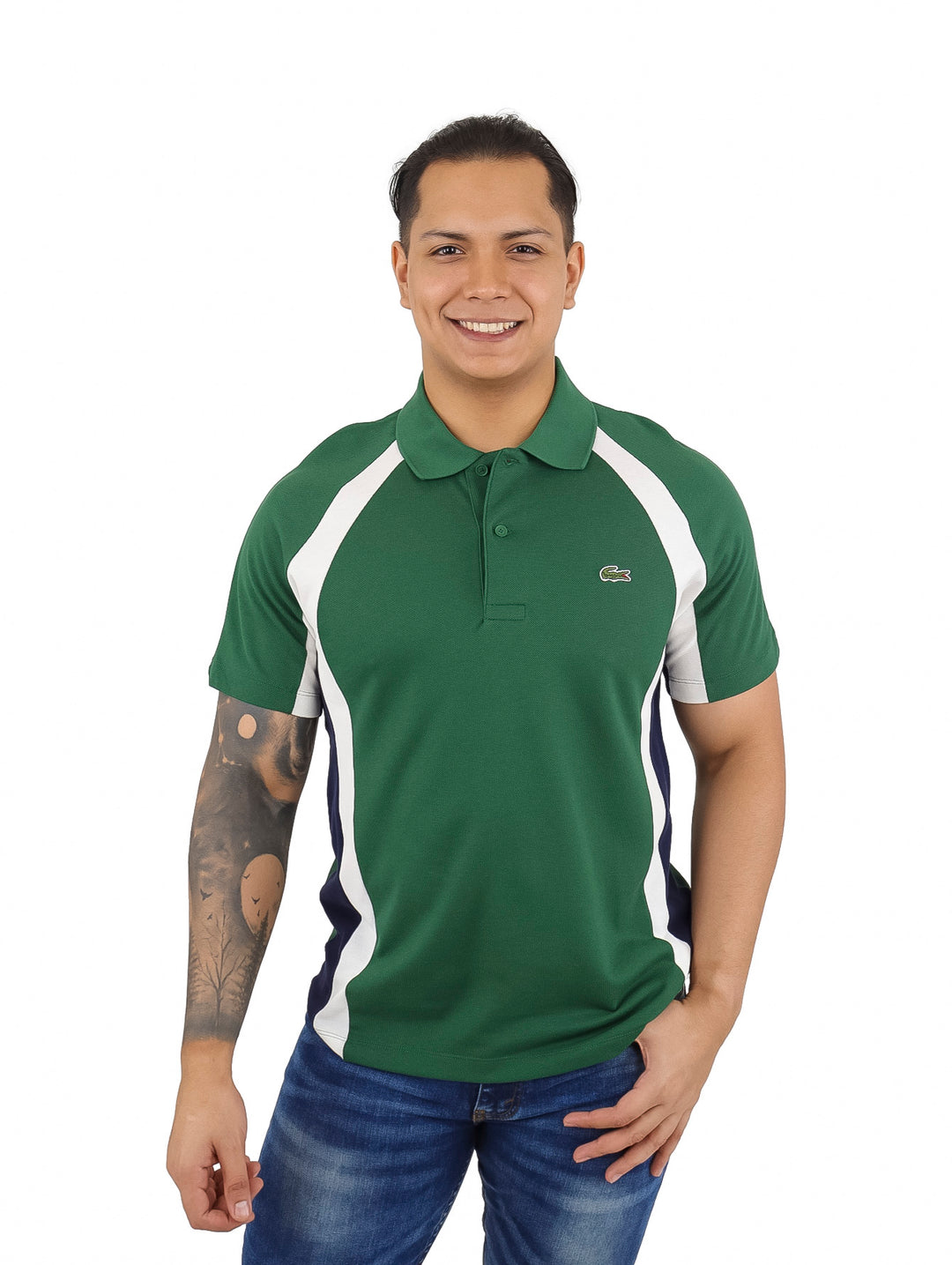 Hombre vistiendo una playera polo Lacoste color verde con franjas laterales blancas y azul marino.