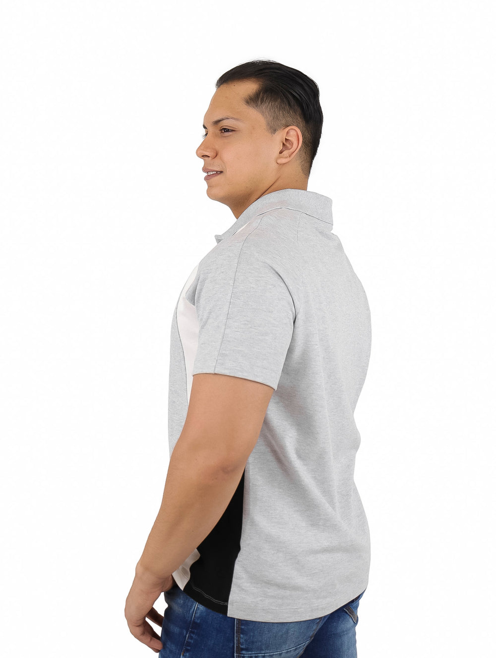 Hombre usando polo Lacoste gris claro con franjas laterales en blanco y azul marino.