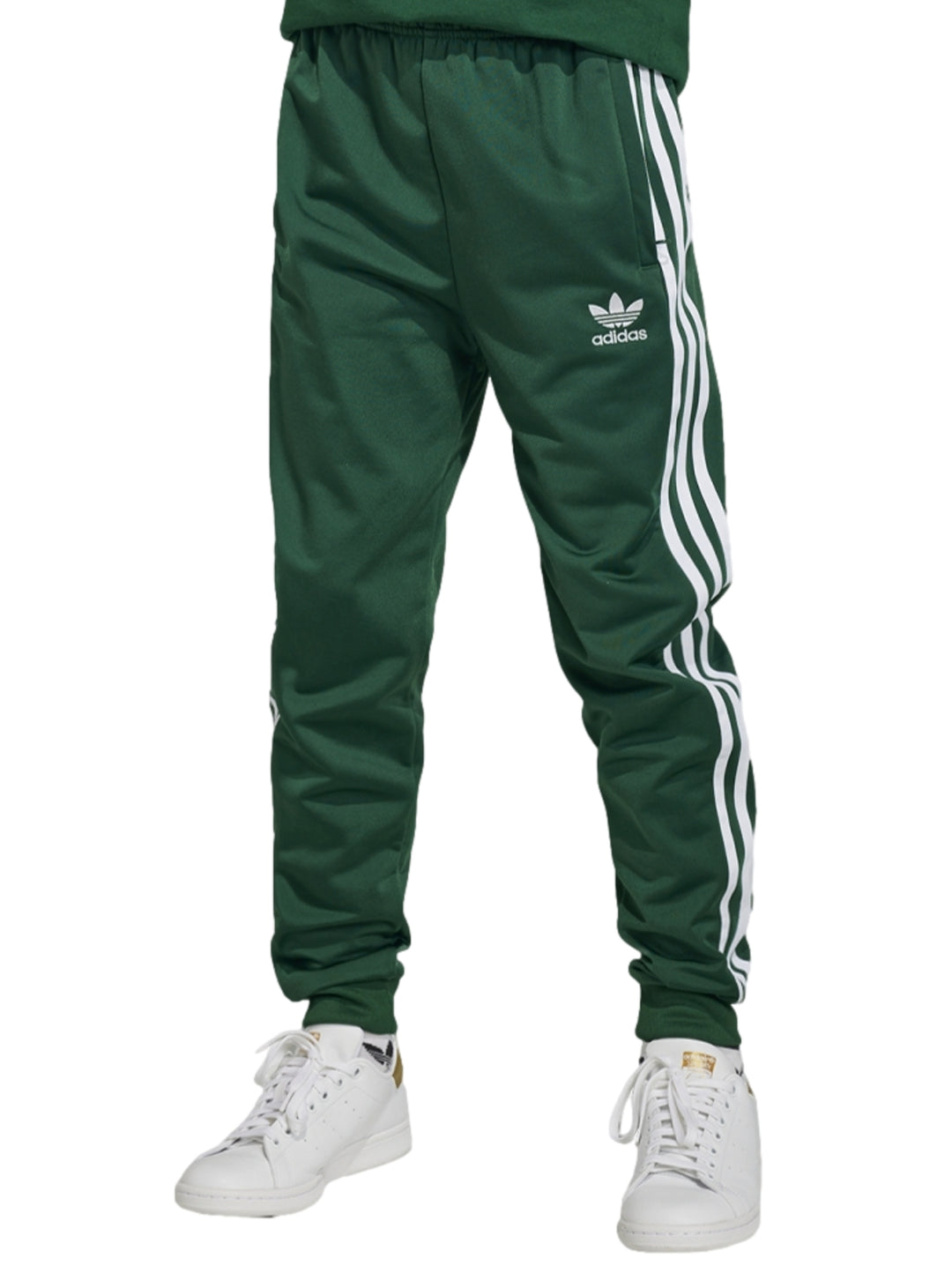 Pantalones deportivos Adidas color verde con tres franjas blancas laterales y logo blanco en la pierna.