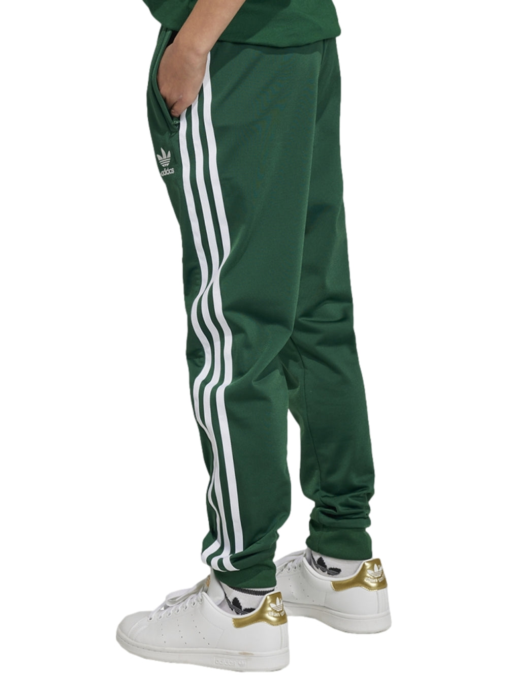 Pantalones deportivos Adidas color verde con tres franjas blancas laterales y logo blanco en la pierna.