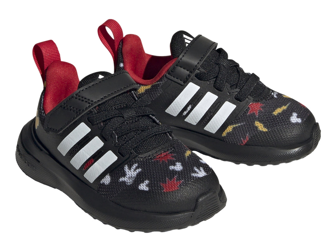 Tenis deportivos Adidas negros para niño con detalles de Mickey Mouse, rayas blancas y cierre de velcro.