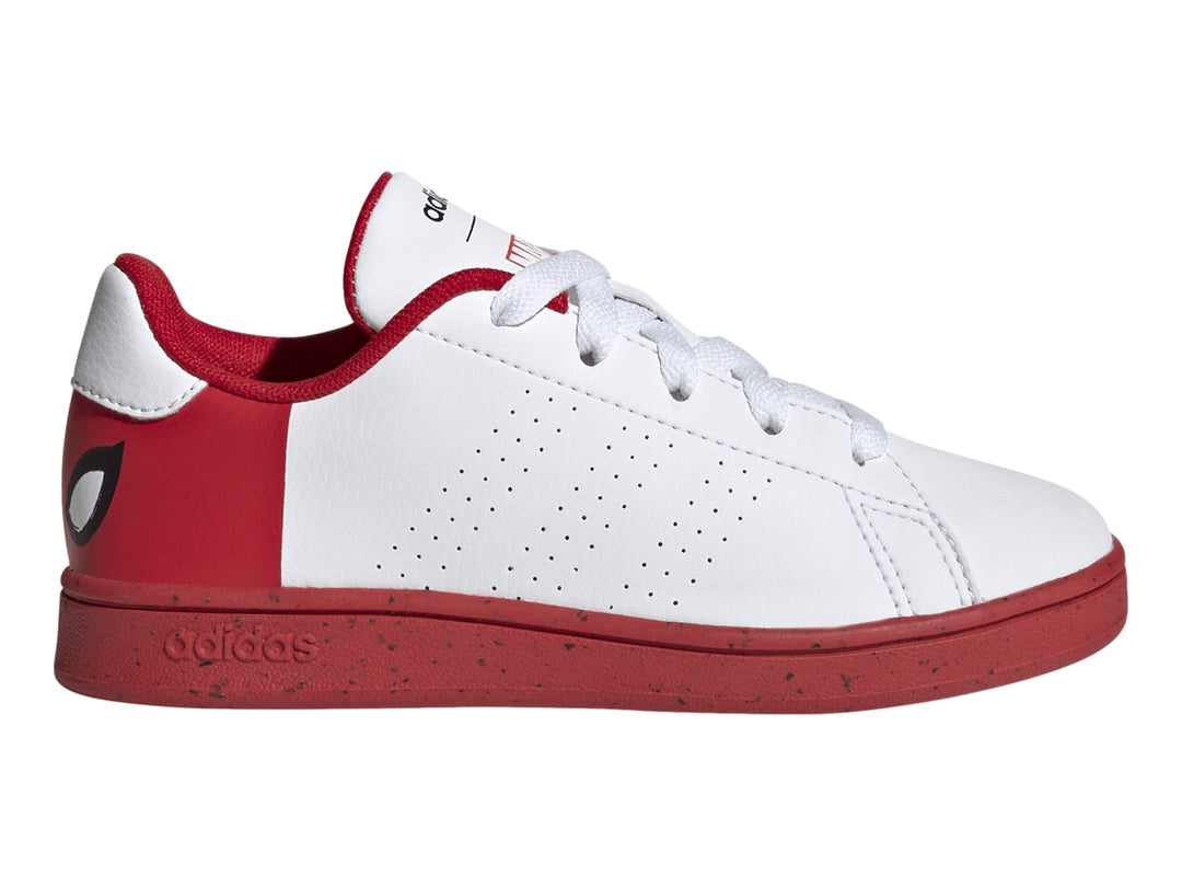 Tenis Adidas Advantage blancos con detalles y suela en color rojo vibrante.