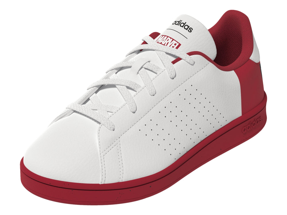 Tenis Adidas Advantage blancos con detalles y suela en color rojo vibrante.
