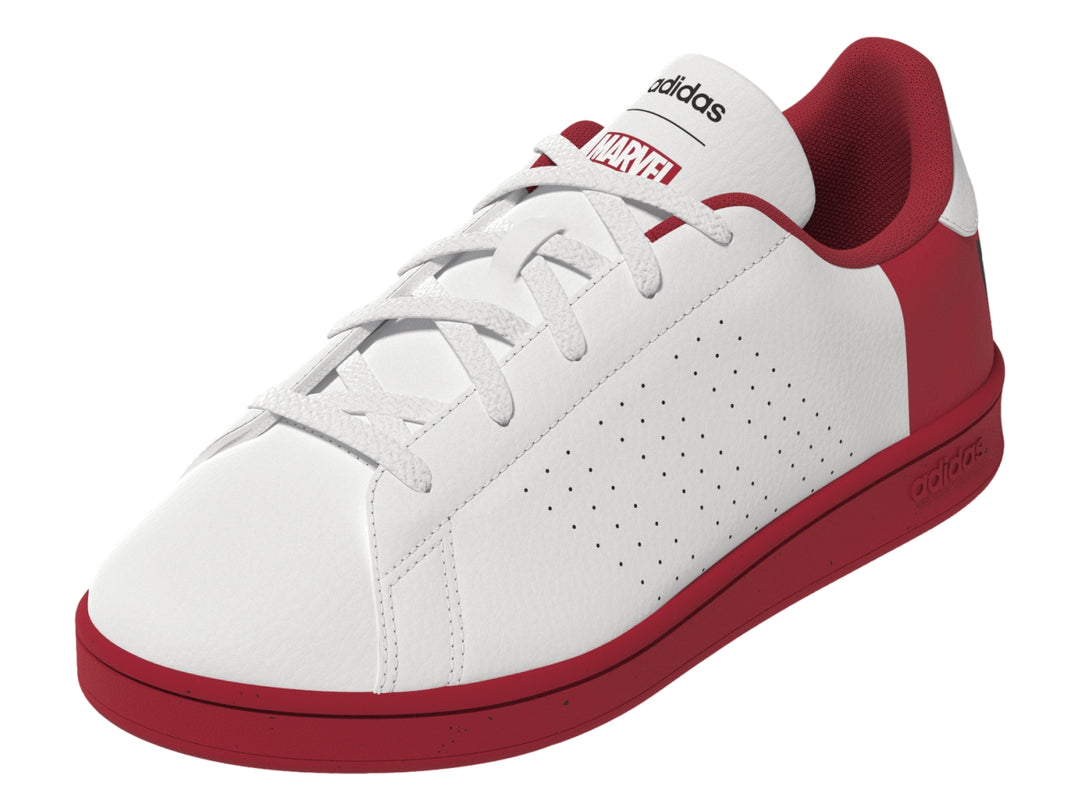 Tenis Adidas Advantage blancos con detalles y suela en color rojo vibrante.