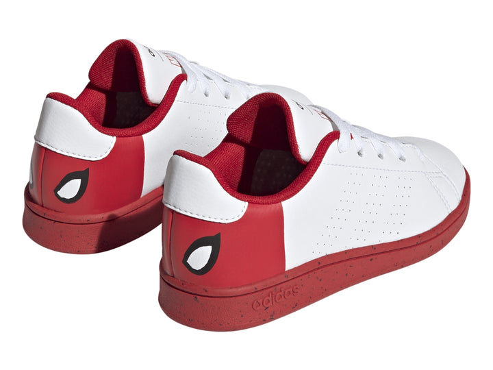 Tenis Adidas Advantage blancos con detalles y suela en color rojo vibrante.