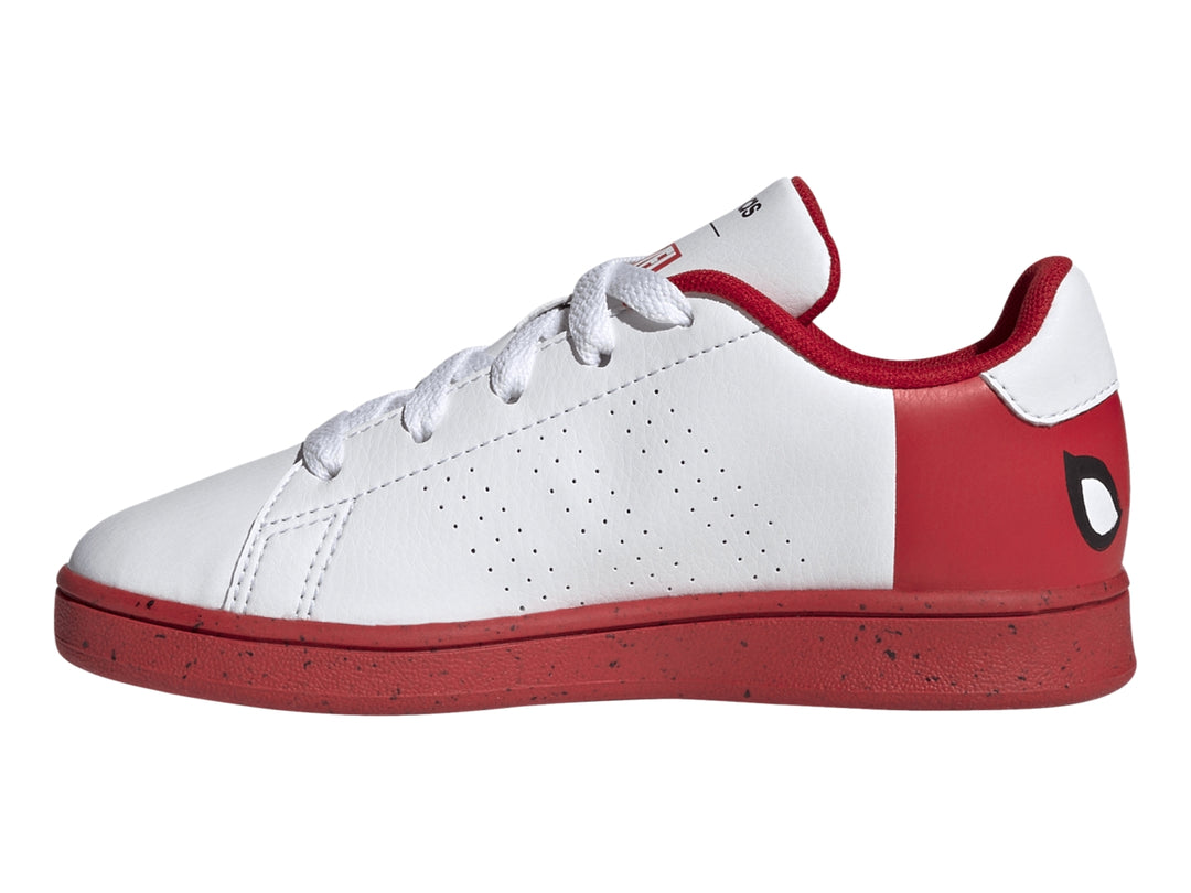 Tenis Adidas Advantage blancos con detalles y suela en color rojo vibrante.