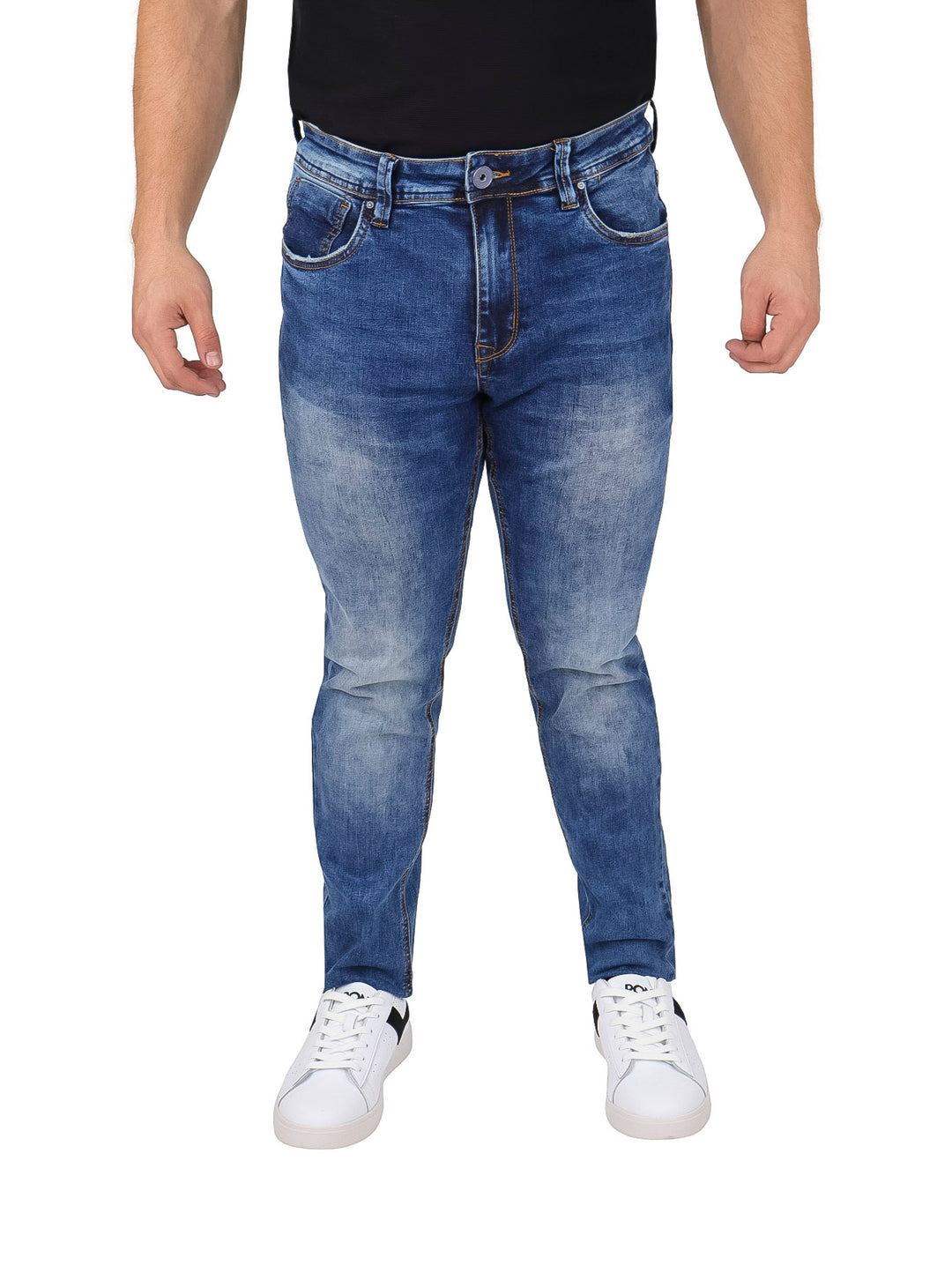 Hombre vistiendo pantalones jeans azules con efecto lavado y costuras naranjas.
