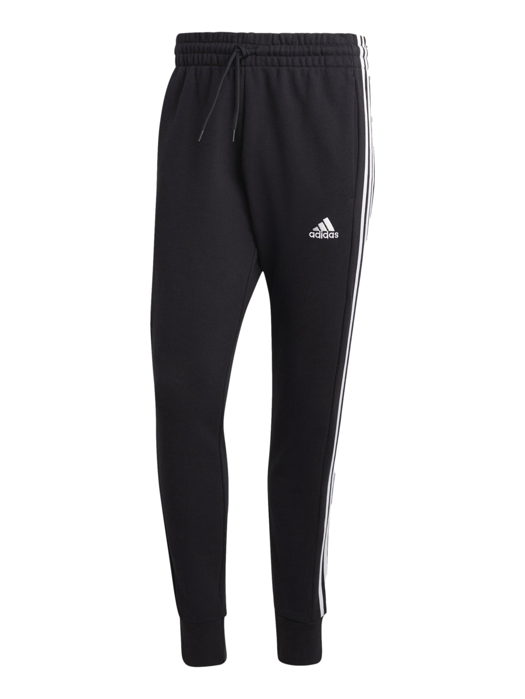 Hombre vistiendo pantalones deportivos Adidas color negro con tres franjas blancas laterales y logo en la pierna.