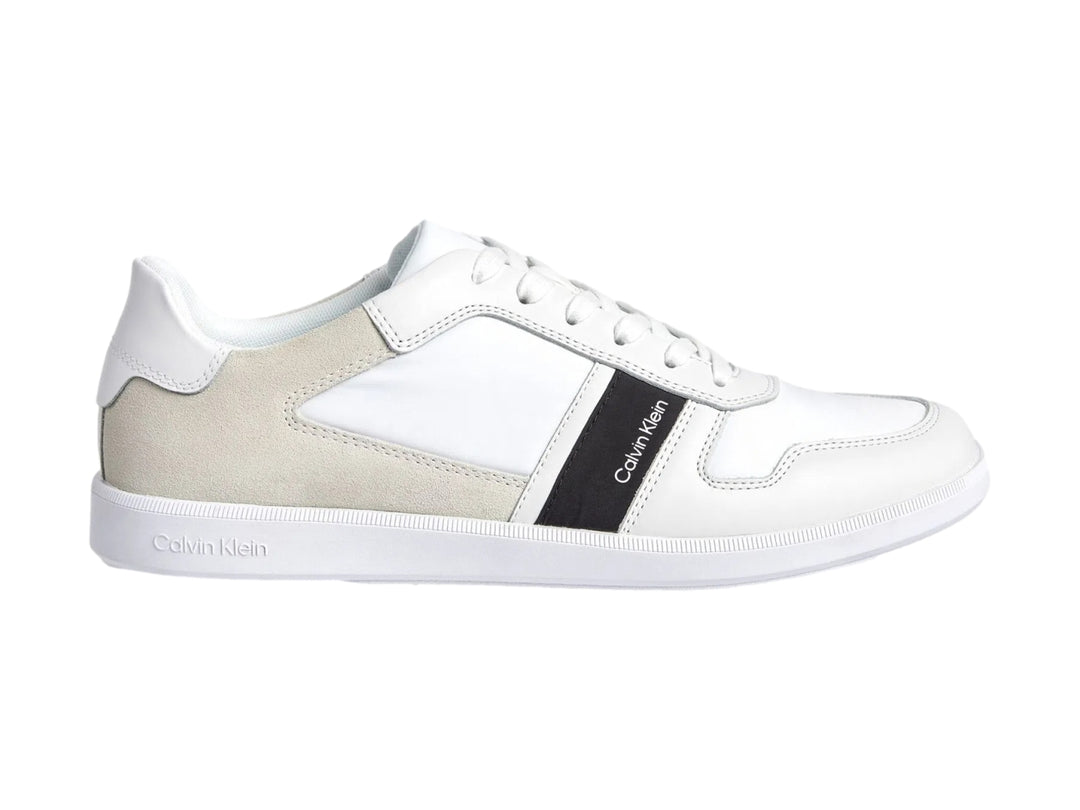 Tenis Calvin Klein blancos con detalles en gris y negro, diseño low top con agujetas.