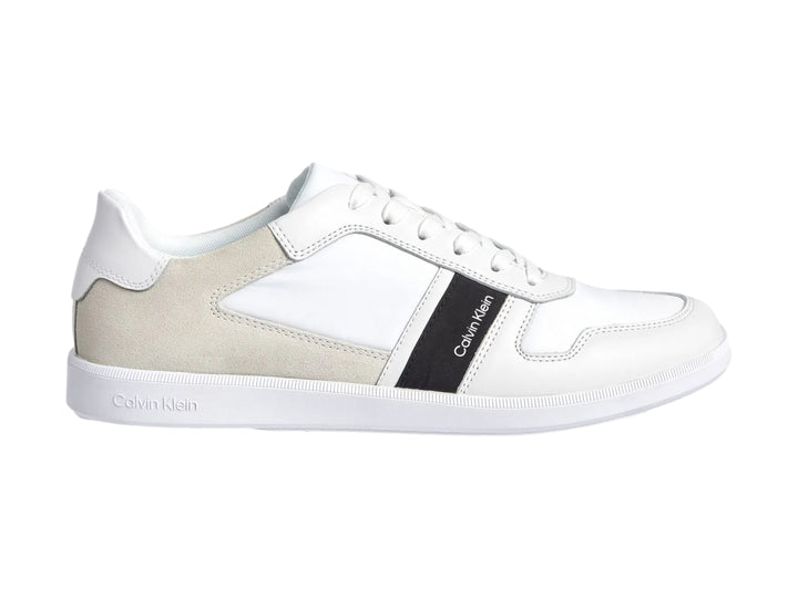 Tenis Calvin Klein blancos con detalles en gris y negro, diseño low top con agujetas.