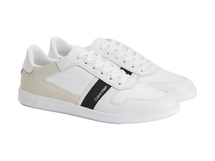 Tenis Calvin Klein blancos con detalles en gris y negro, diseño low top con agujetas.