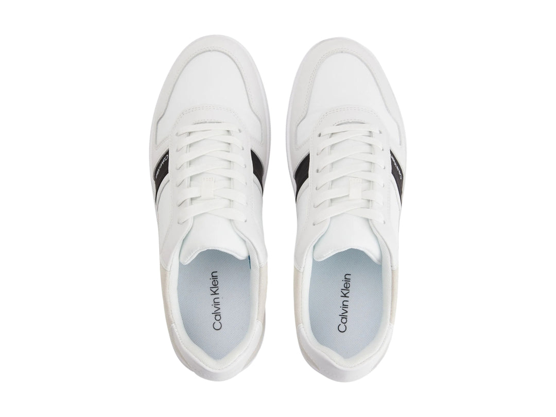 Tenis Calvin Klein blancos con detalles en gris y negro, diseño low top con agujetas.