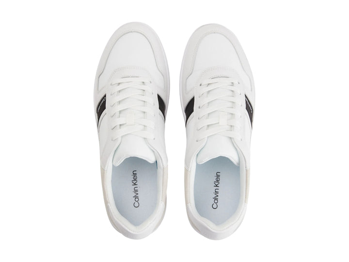 Tenis Calvin Klein blancos con detalles en gris y negro, diseño low top con agujetas.