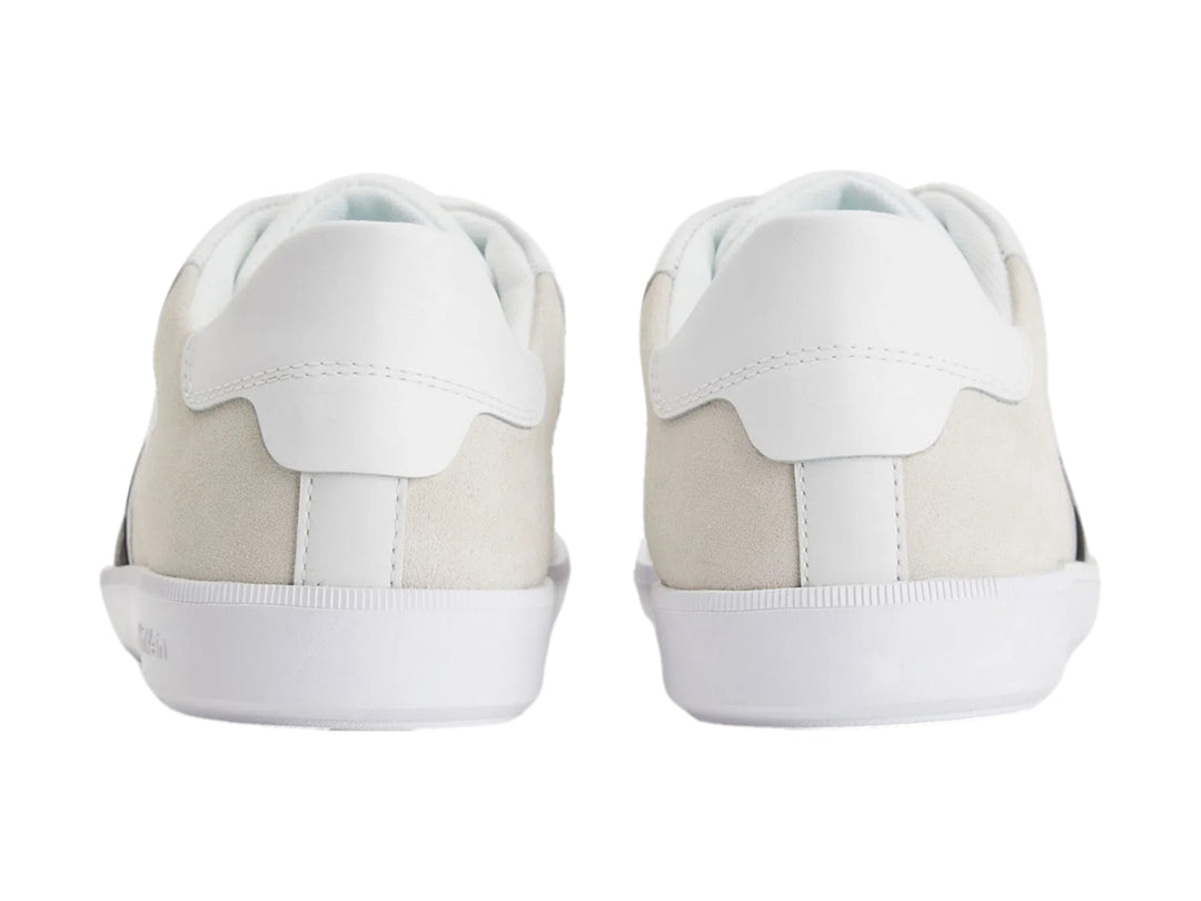 Tenis Calvin Klein blancos con detalles en gris y negro, diseño low top con agujetas.